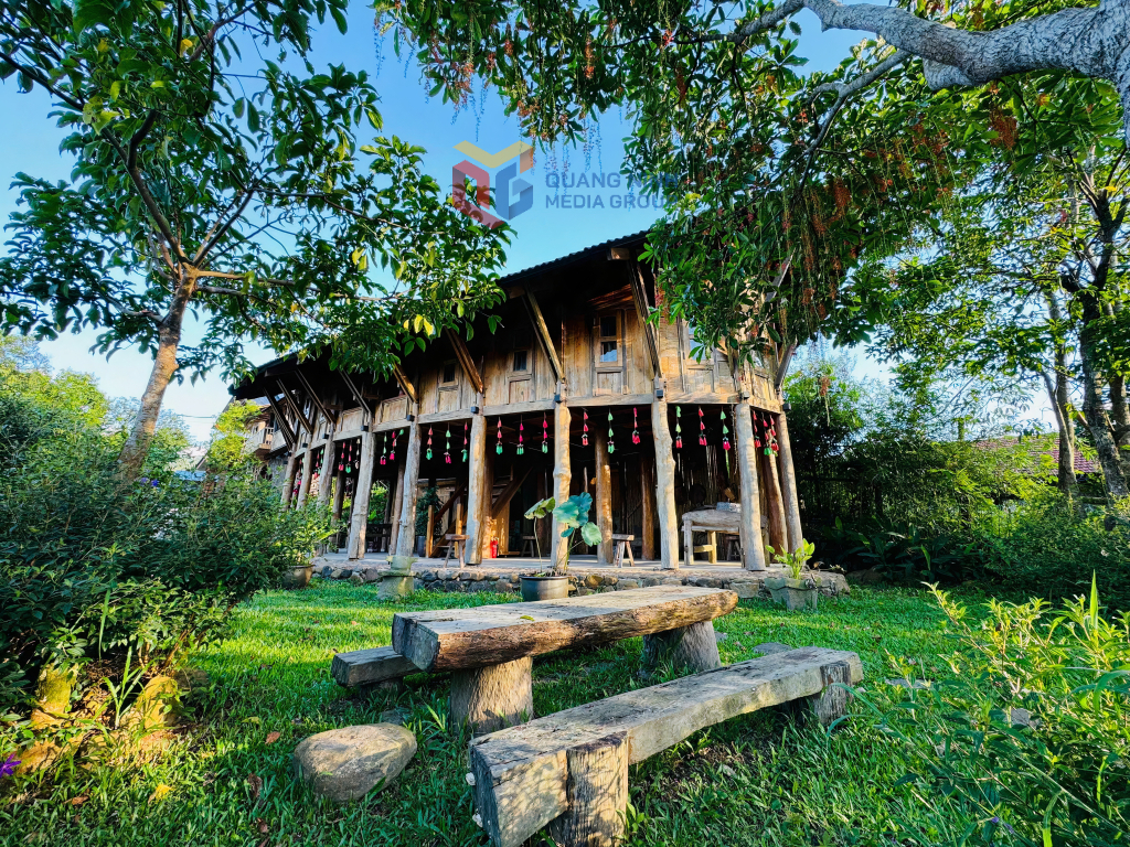 Nhà cộng đồng với thiết kế nhà sàn cách điệu là điểm nhấn nổi bật của khu du lịch Kỳ Thượng Am Váp farm (xã Kỳ Thượng).