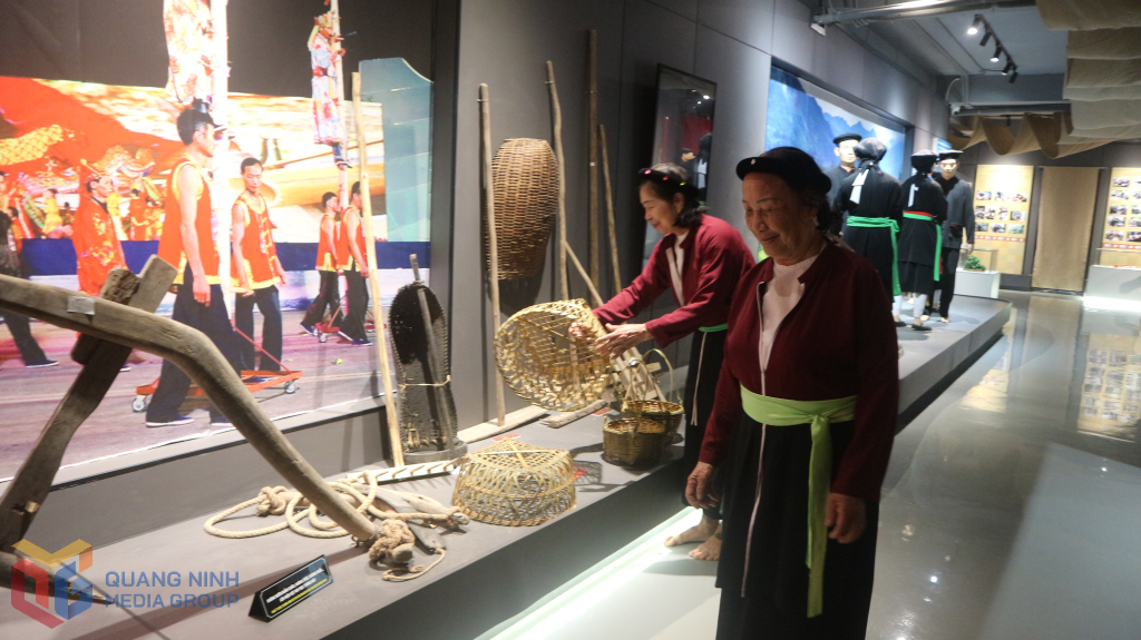 Không gian trưng bày các hiện vật của dân tộc Sán Dìu tại Nhà văn hóa dân tộc Sán Dìu (Đặc khu Vân Đồn.