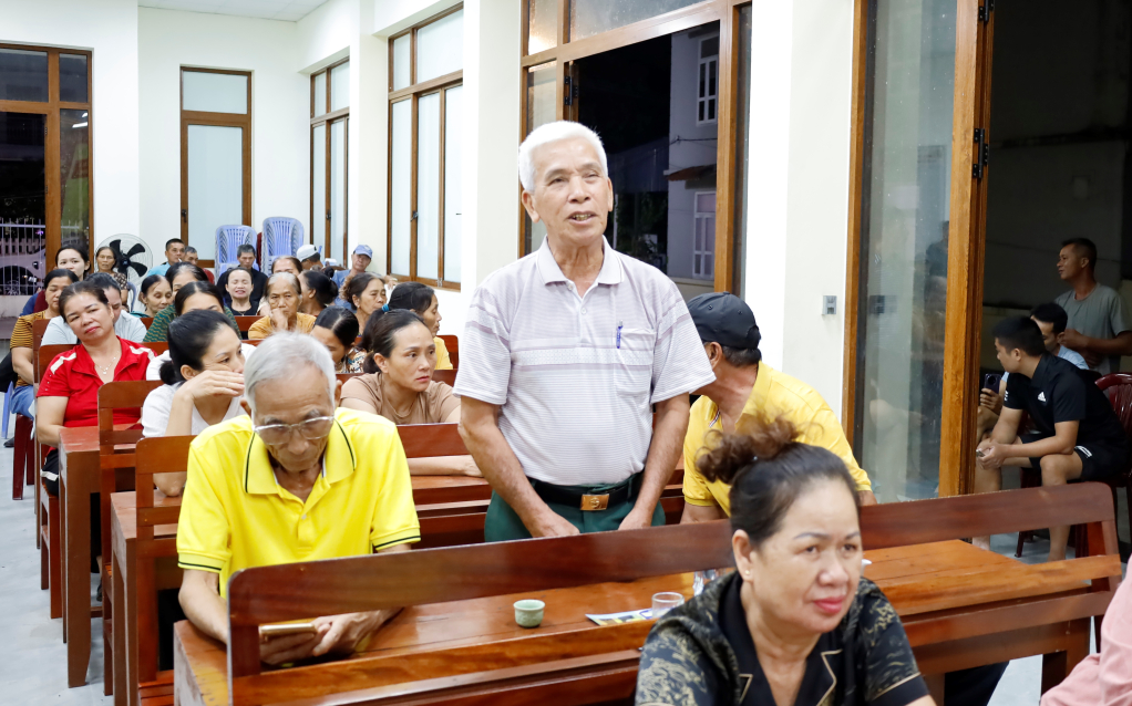 Hội nghị lấy ý kiến Nhân dân khu phố 4 Bình Ngọc (phường Móng Cái 1) về làm đường khu dân cư. Ảnh: Trần Tương (Trung tâm Cung ứng dịch vụ phường Móng Cái 1)