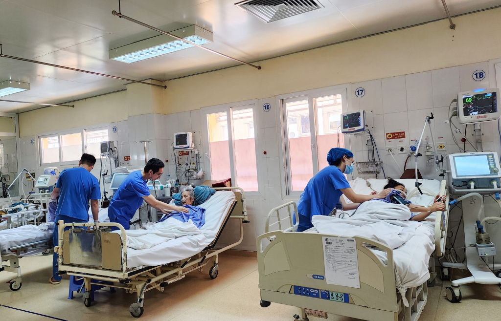 Bác sĩ Khoa Hồi sức tích cực nội (Bệnh viện Việt Nam - Thụy Điển Uông Bí) điều trị cho người bệnh. Ảnh: Nguyễn Hoa