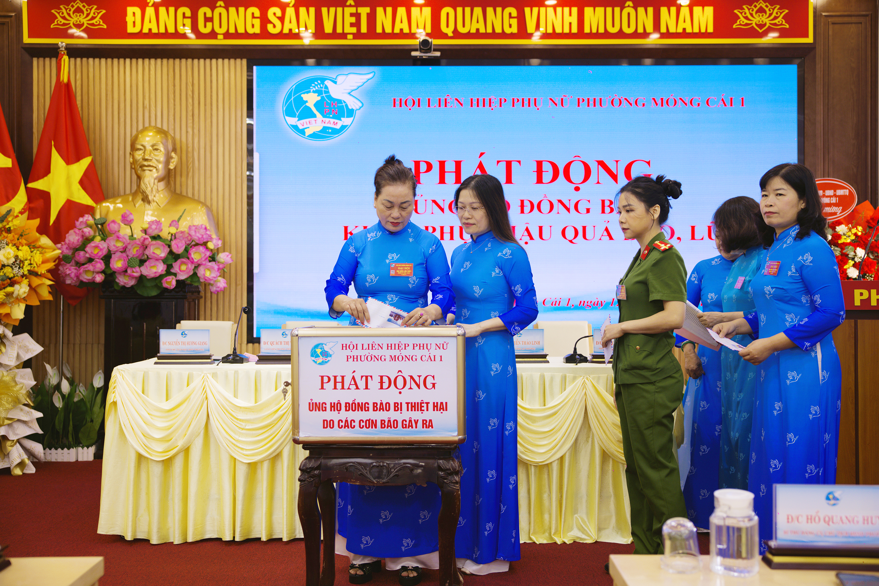 Cán bộ, hội viên phụ nữ phường Móng Cái 1 ủng hộ đồng bào bị thiệt hai do thiên tai.