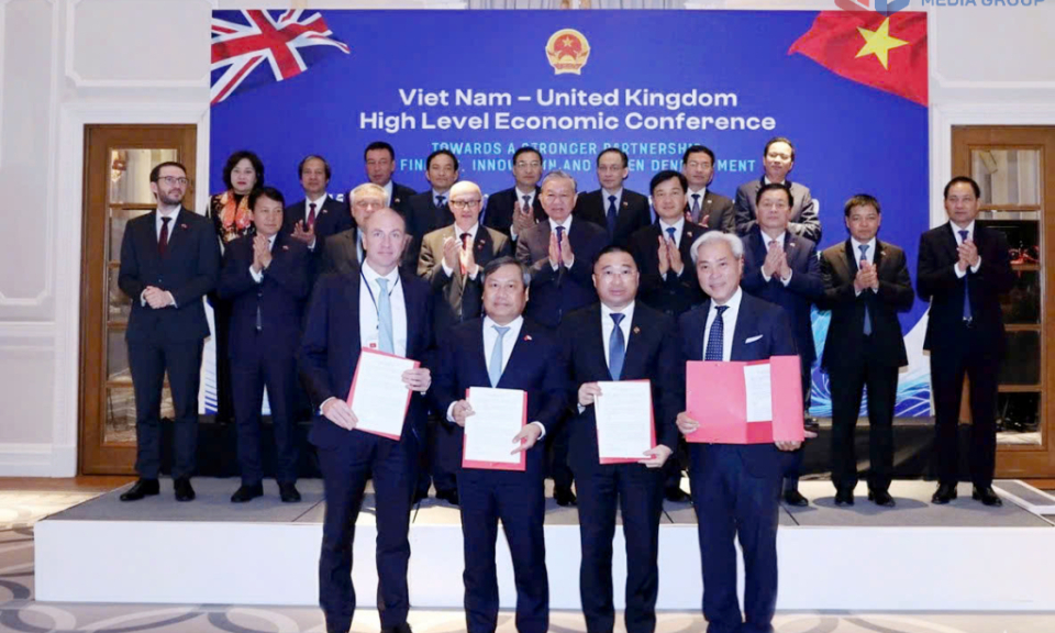 Party Secretary Vu Dai Thang signs MoU to establish a major aircraft maintenance hub at Van Don Airport