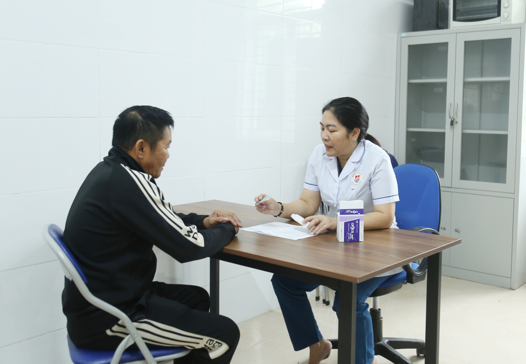 Nhân viên y tế trạm y tế phường Móng Cái 2 phát thuốc cho người dân.