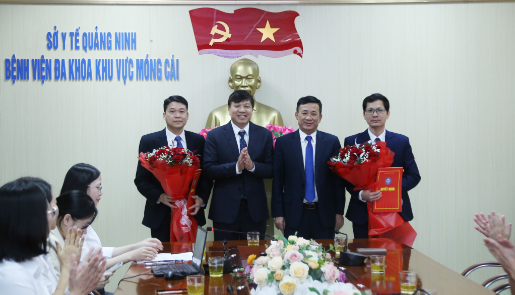 Lãnh đạo Sở Y tế trao quyết định cho các Phó Giám đốc Bệnh viện đa khoa khu vực Móng Cái.