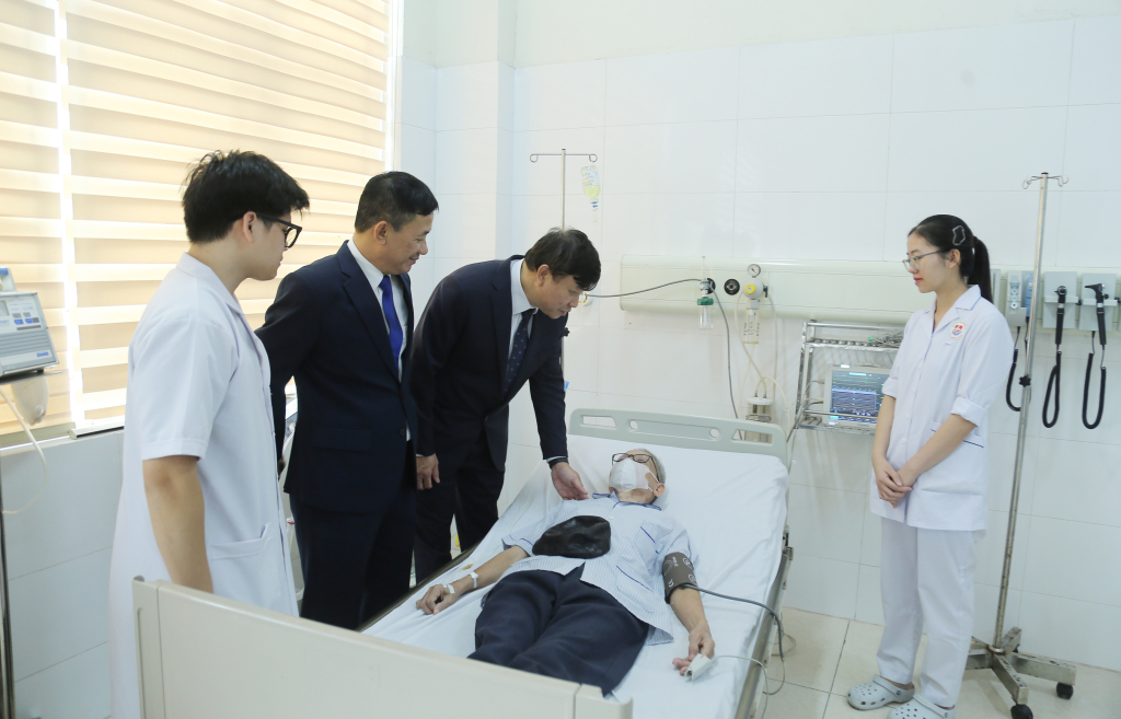 Bệnh viện đa khoa khu vực Mòn Cái nhanh chóng ổn định tổ chức, duy trì tốt hoạt động chuyên môn, phục vụ nhân dân kịp thời, chu đáo ngay trong ngày đầu tiên vận hành theo mô hình mới.