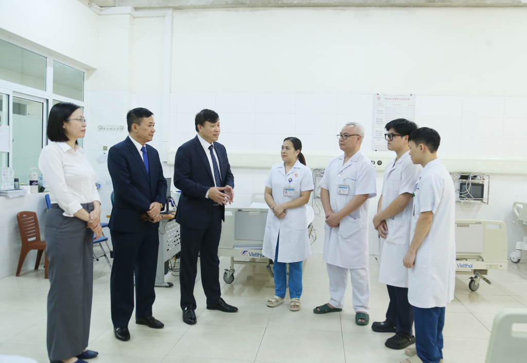 Lãnh đạo Sở Y tế trò chuyện động viên với các y, bác sĩ Bệnh viện đa khoa khu vực Móng Cái.