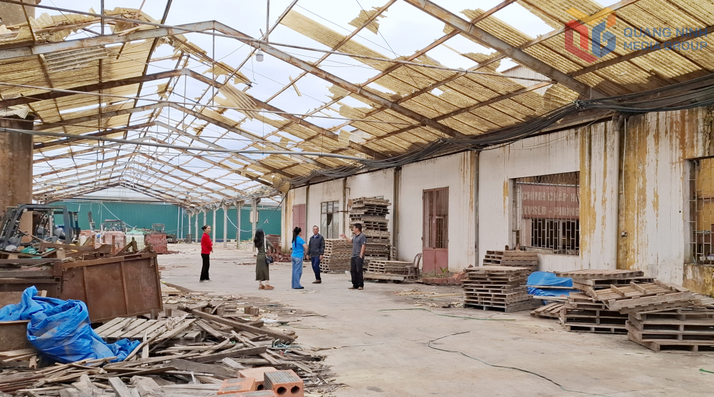 Một nhà xưởng sản xuất của Công ty CP Gốm xây dựng Yên Hưng (phường Hiệp Hòa) bị thiệt hại do bão số 3 (yagi) năm 2024 vẫn chưa thể khắc phục.