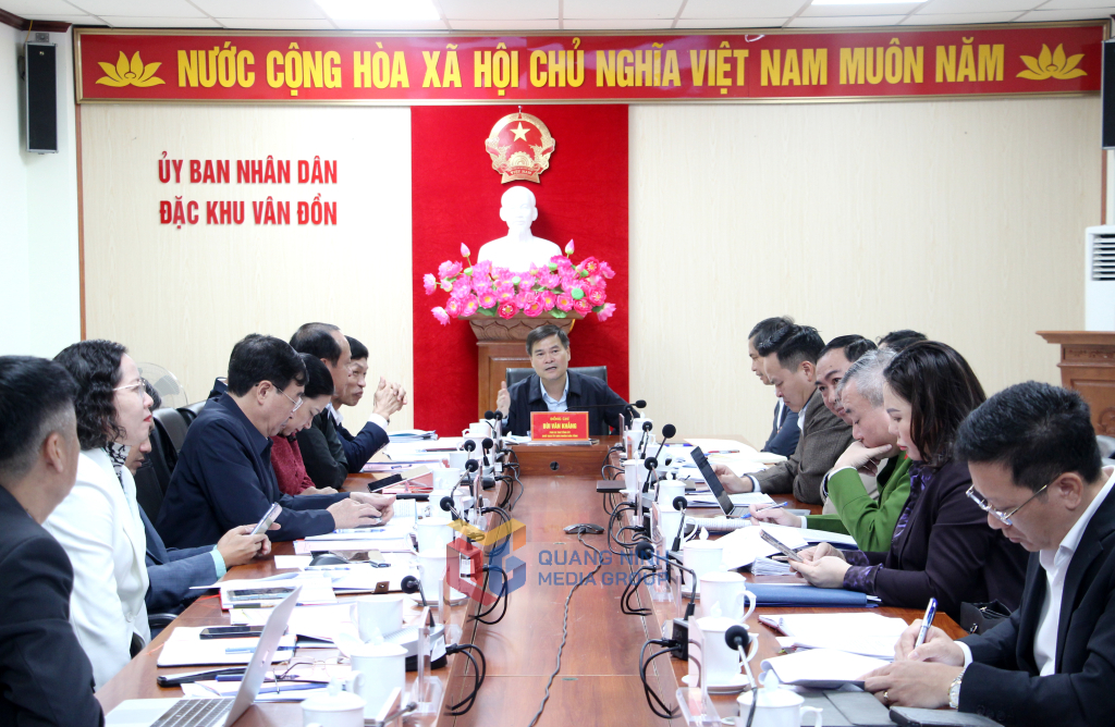 Đồng chí Bùi Văn Khắng, Phó Bí thư Tỉnh ủy, Chủ tịch UBND tỉnh, chủ trì buổi làm việc với đặc khu Vân Đồn.