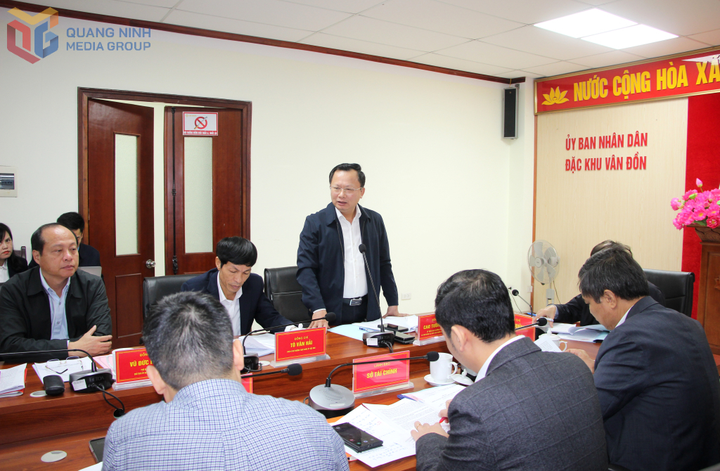 Đồng chí Cao Tường Huy, Ủy viên BTV Tỉnh ủy, Bí thư Đảng ủy, Chủ tịch HĐND đặc khu Vân Đồn, phát biểu tại buổi làm việc.