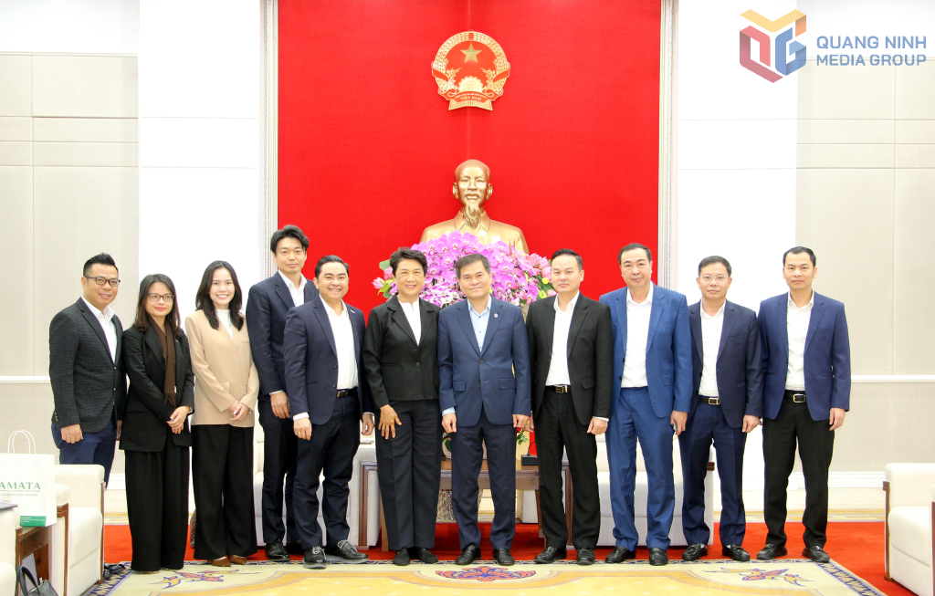 Các đại biểu chụp ảnh lưu niệm.