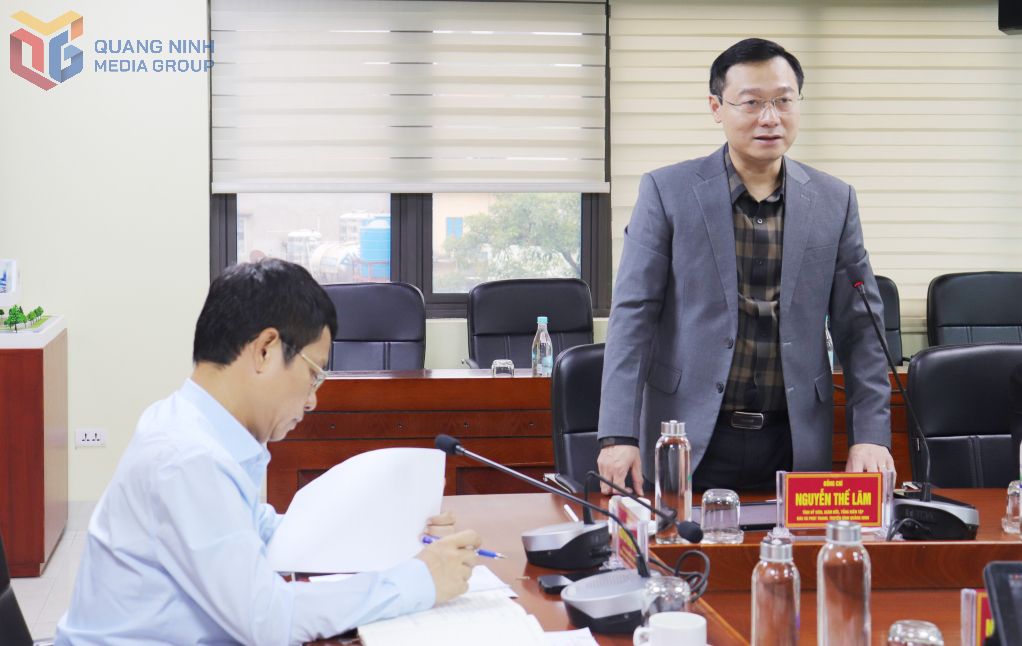 Nhà báo Nguyễn Thế Lãm, Giám đốc, Tổng Biên tập Báo và Phát thanh, Truyền hình Quảng Ninh phát biểu tại hội nghị.