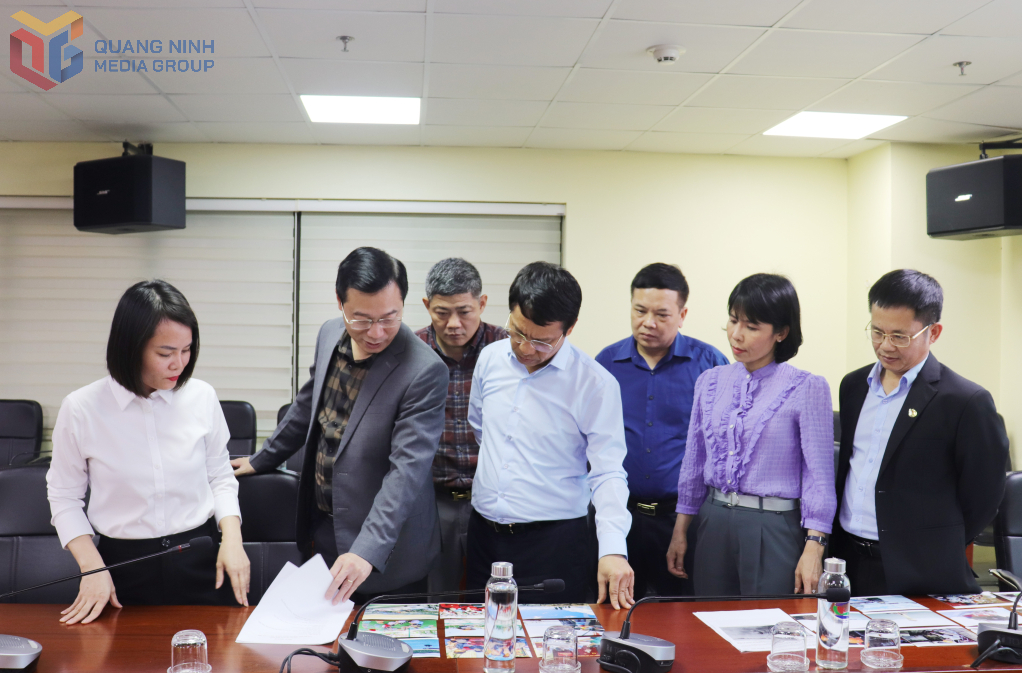 Hội đồng chung khảo đánh giá các tác phẩm thể loại báo ảnh.