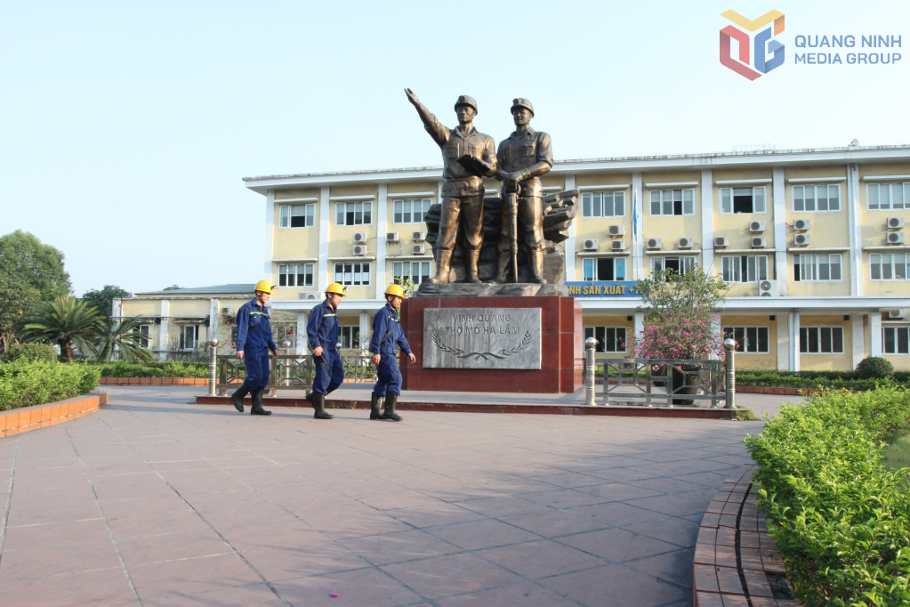 Công nhân mỏ Hà Lầm trên đường vào ca.