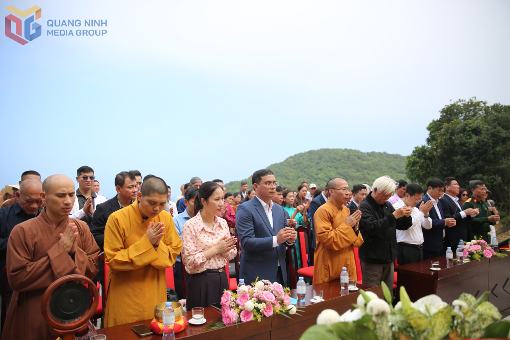 Các đại biểu cử hành nghi thức dâng hương cầu nguyện Quốc thái dân an.