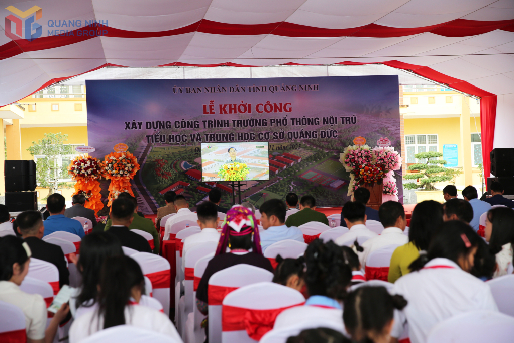 Đại biểu cùng cán bộ, giáo viên, học sinh theo dõi truyên hình trực tiếp Lễ khởi công xây dựng các trường phổ thông nội trú tại các xã biên giới đất liền.