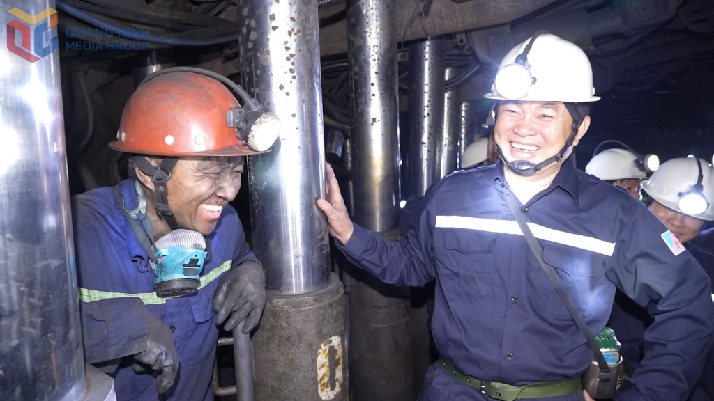 Ông Ngô Hoàng Ngân, Bí thư Đảng ủy, Chủ tịch HĐTV Tập đoàn Công nghiệp Than - Khoáng sản Việt Nam thăm, động viên thợ lò Than Núi Béo.