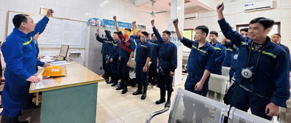 Thợ lò Than Thống Nhất bắt đầu ca sản xuất mới.