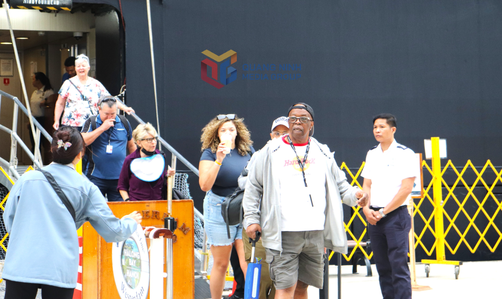 Du khách từ tàu Westerdam xuống tàu chuẩn bị khám phá Quảng Ninh.