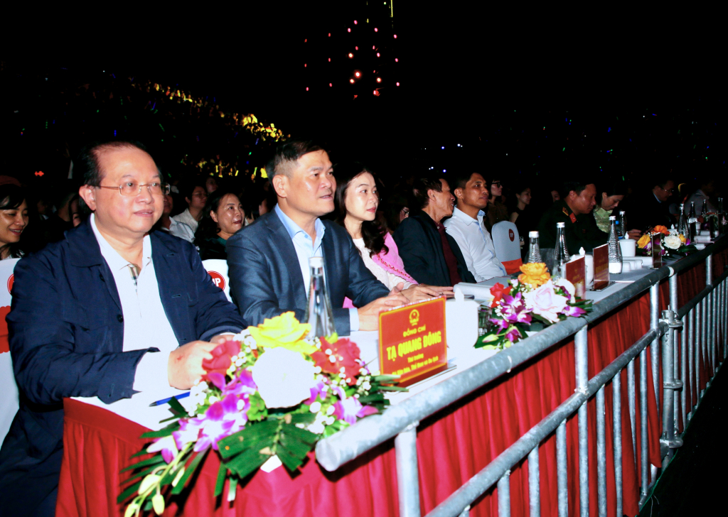 Lãnh đạo Bộ Văn hóa, Thể thao và Du lịch, tỉnh Quảng Ninh theo dõi chương trình.