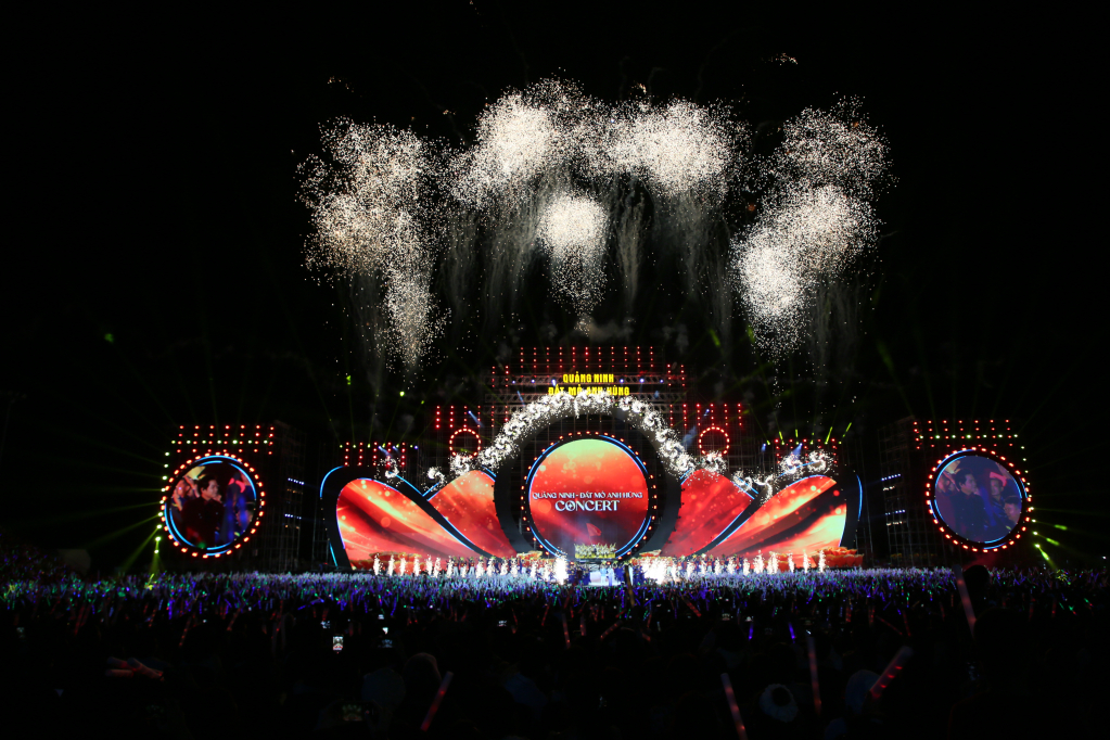Màn kết pháo hoa sau tiết mục mở màn khiến khán giả vỡ òa. 
