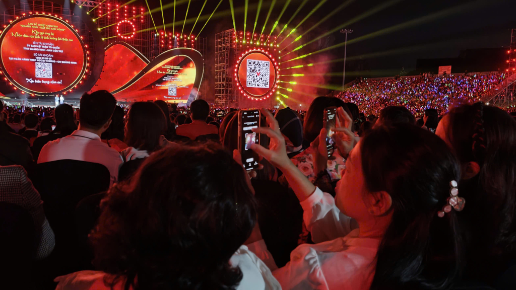 Người dân quét mã ủng hộ, chia sẻ khó khăn với đồng bào miền Trung. 