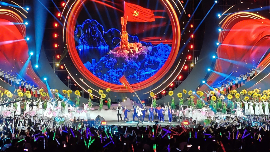 Các ca khúc về vùng Mỏ tạo nên bầu không khí đầy xúc động và tự hào cho khán giả. 