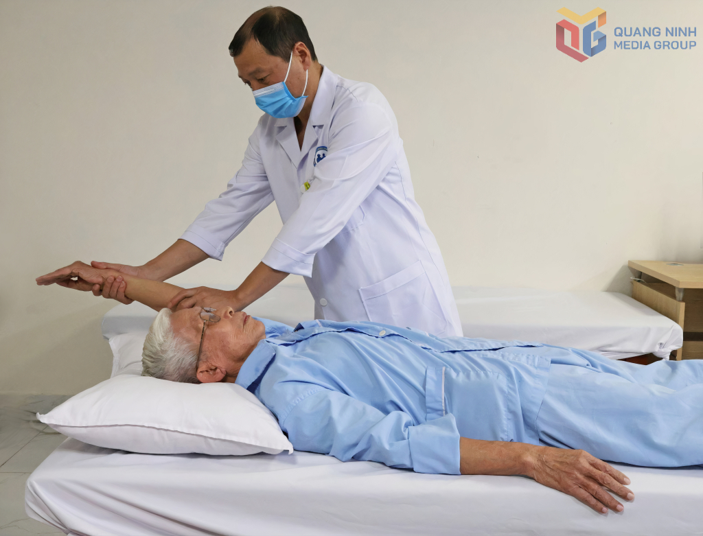 Người cao tuổi được chăm sóc sức khỏe tại Bệnh viện Lão khoa - PHCN tỉnh.