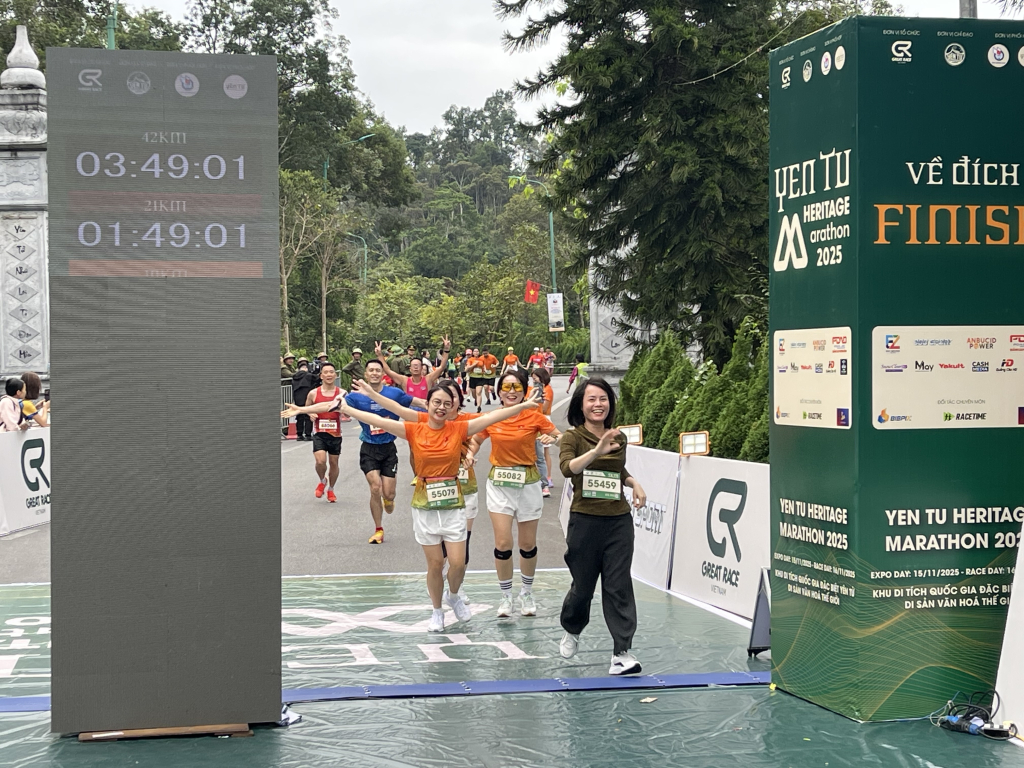 Các vận động viên về đích cự ly 5km.