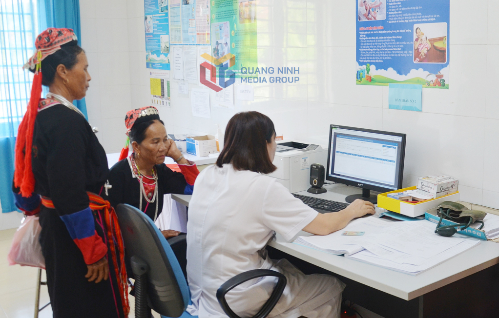 Người dân đến Trung tâm y tế xã Quảng La khám chữa bệnh BHYT sau khi thực hiện mô hình chính quyền địa phương hai cấp tháng 7/2025.