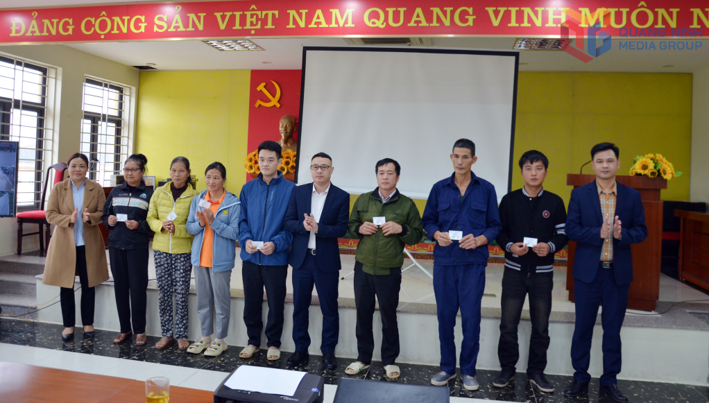 BHXH huyện Ba Chẽ cùng chính quyền địa phương trao tặng thẻ BHYT cho người dân có hoàn cảnh khó khăn tại thị trấn Ba Chẽ, huyện Ba Chẽ (nay là xã Ba Chẽ) tháng 12/2024.