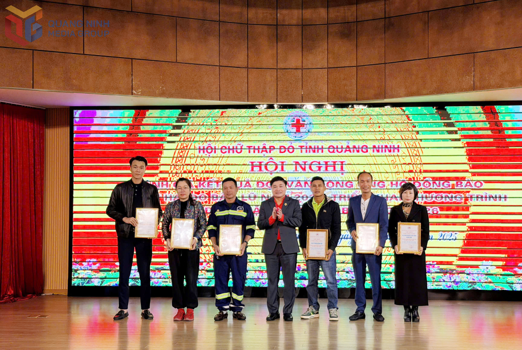 Lãnh đạo Hội Chữ thập đỏ tỉnh trao ghi nhận Tấm Lòng Vàng cho 