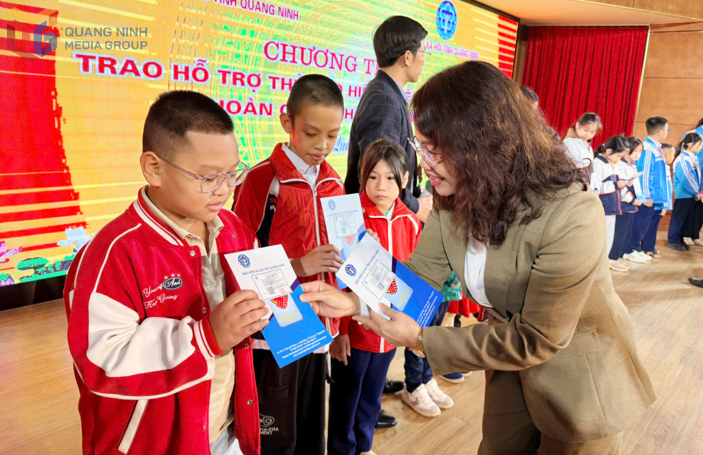 Lãnh đạo Ban Tuyên giáo và Dân vận Tỉnh uỷ trao tặng thẻ bảo hiểm y tế cho học sinh.