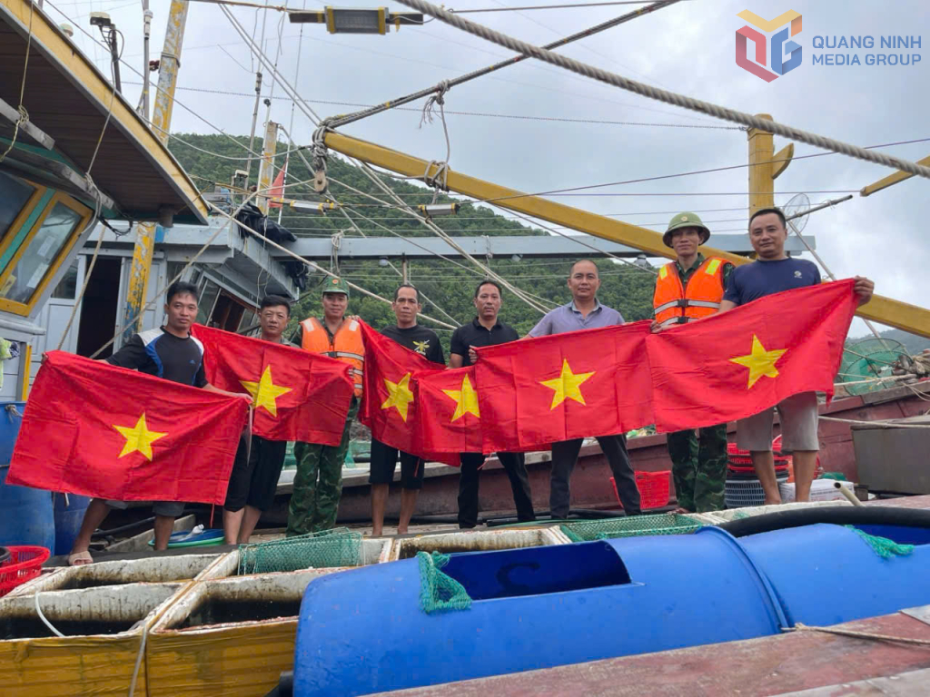 Đồn Biên phòng Đảo Trần tặng cờ Tổ quốc cho ngư dân