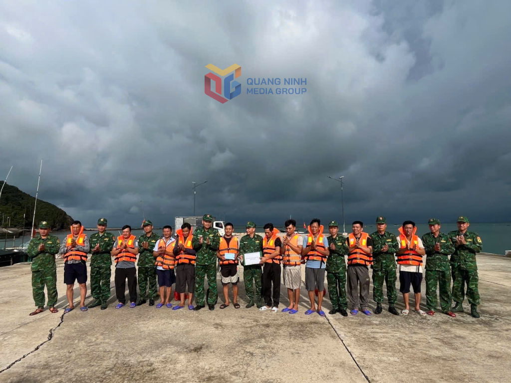 Đồn Biên phòng Đảo Trần hỗ trợ ngư dân vào tránh trú bão