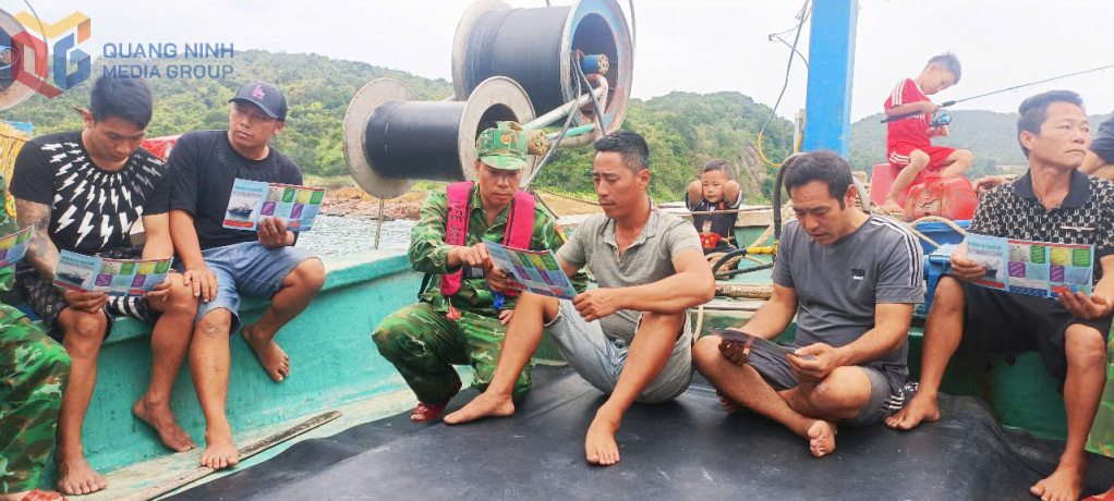 Đồn Biên phòng Đảo Trần tuyên truyền cho ngư dân các quy định về khai thác thuỷ sản trên biển