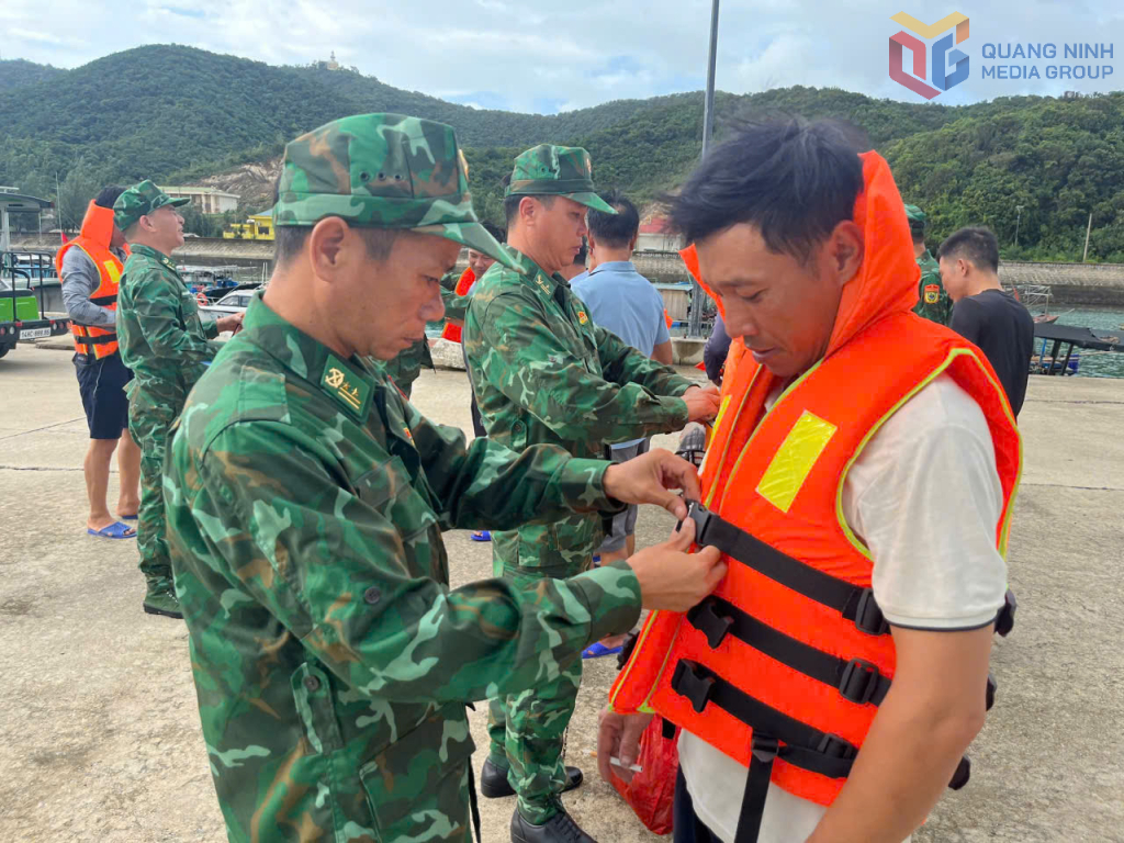 Đồn Biên phòng Đảo Trần tặng áo phao cho ngư dân