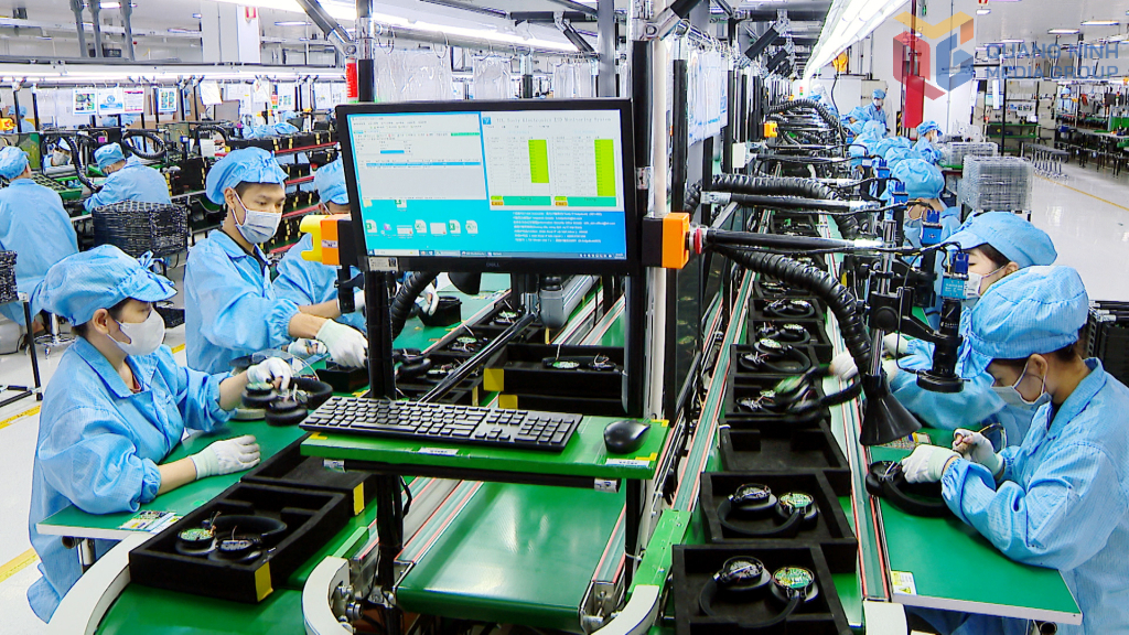 Sản xuất tại Công ty TNHH Kỹ thuật điện tử Tonly Việt Nam trong KCN Đông Mai. Ảnh: Mạnh Trường