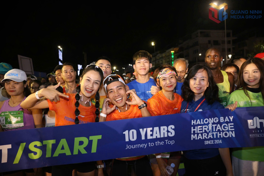 Các VĐV thích thú khi tham gia Giải Marathon Quốc tế Di sản Hạ Long 2025.
