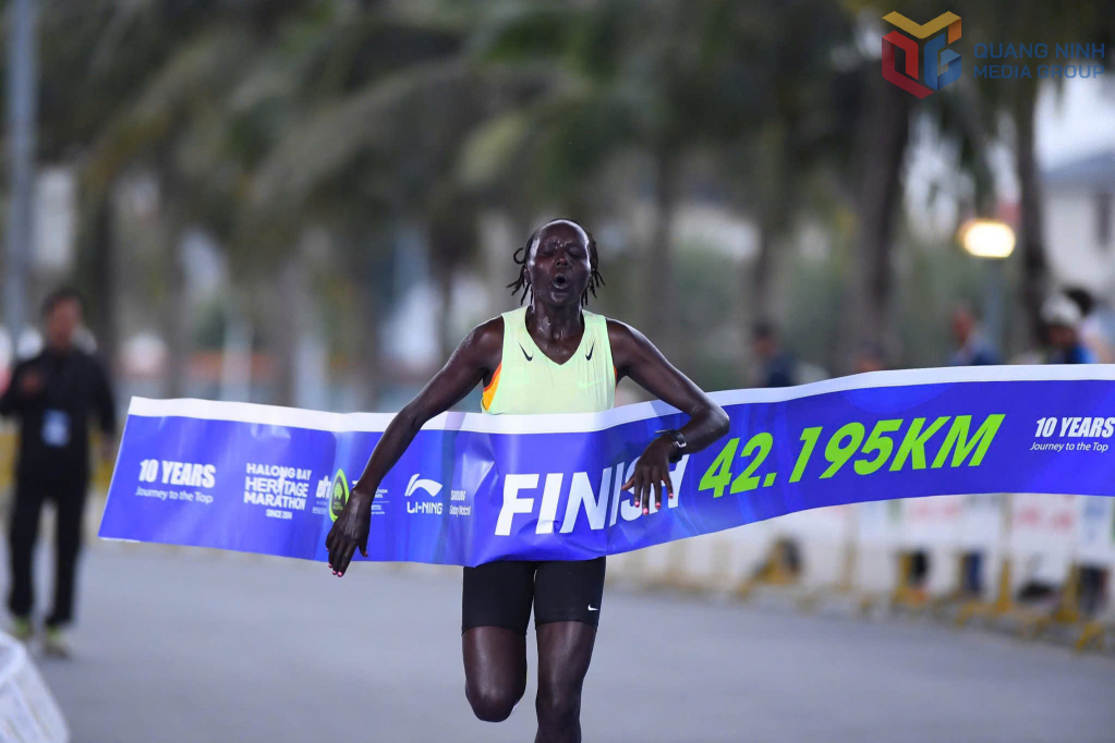 VĐV nữ về đích cự ly 42km.