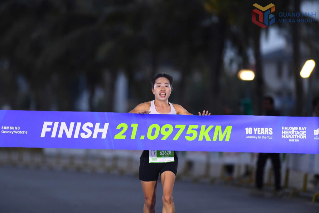 VĐV nữ vô địch cự ly 21km.