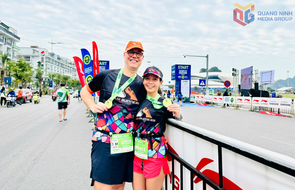 2 VĐV quốc tịch nước ngoài thích thú khi về đích ở cự ly 21km.