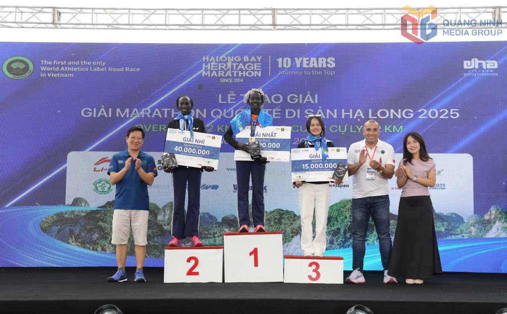 Ban Tổ chức trao giải nhất, nhì, ba cho VĐV nam ở cự ly 42km.