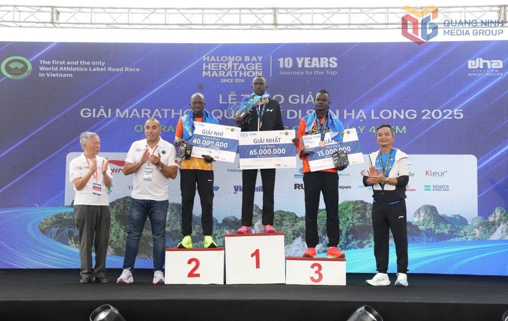 Ban Tổ chức trao giải nhất, nhì, ba cho VĐV nam ở cự ly 42km.