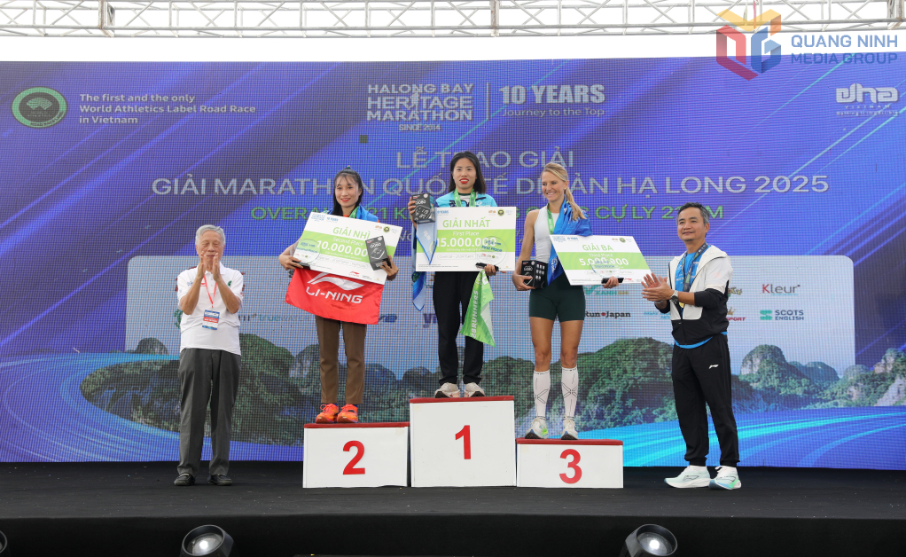 Ban Tổ chức trao giải nhất, nhì, ba cho VĐV nữ ở cự ly 21km.