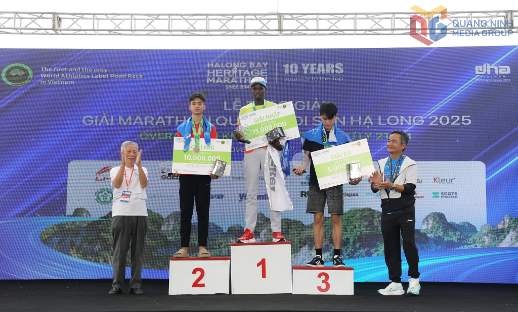 Ban Tổ chức trao giải nhất, nhì, ba cho VĐV nam ở cự ly 21km.