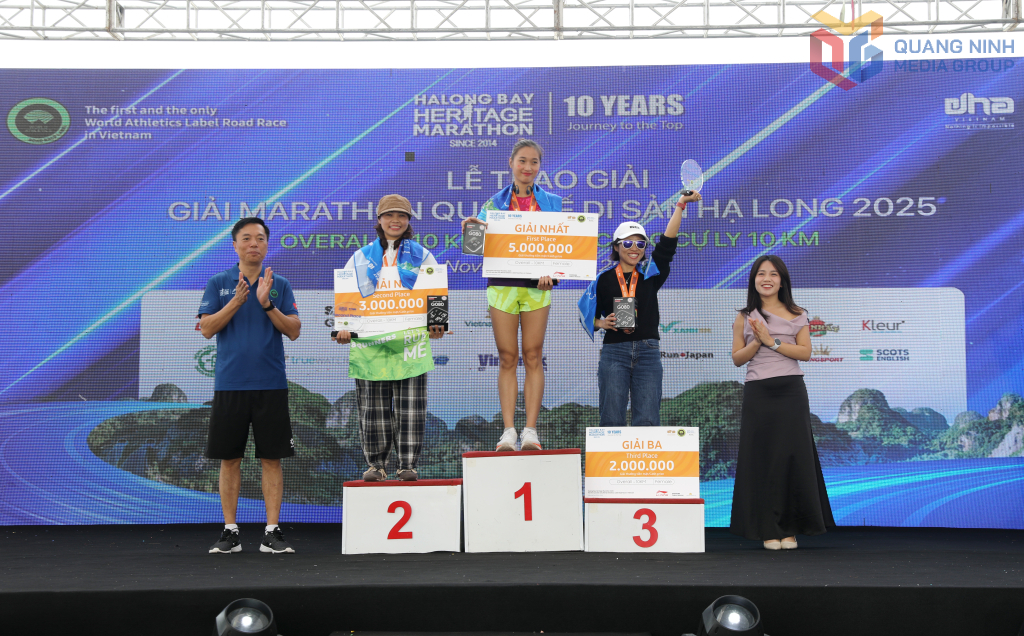 Ban Tổ chức trao giải nhất, nhì, ba cho VĐV nữ ở cự ly 10km.