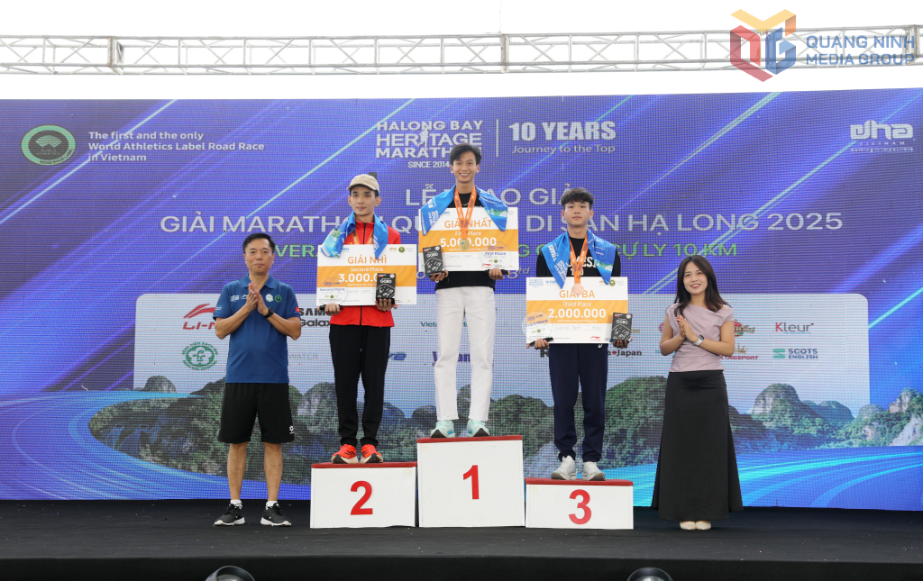 Ban Tổ chức trao giải nhất, nhì, ba cho VĐV nam ở cự ly 10km.