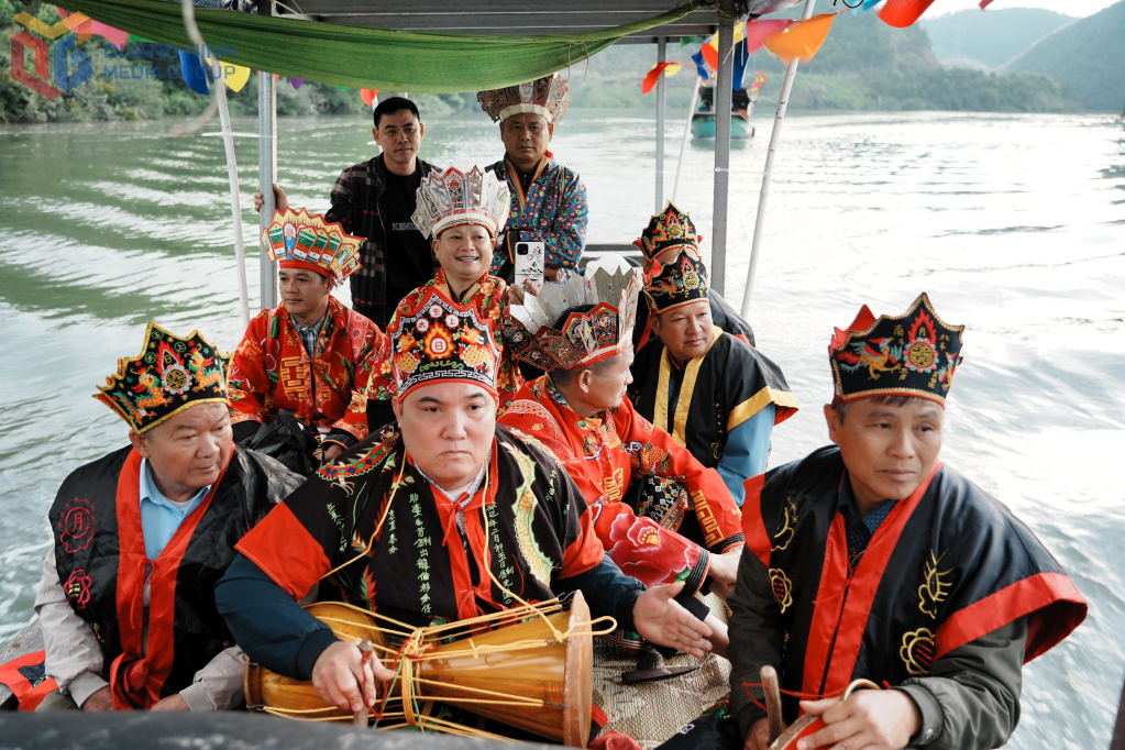 hầy mo người Dao Thanh Y và Thanh Phán làm lễ trên con thuyền tái hiện hành trình vượt biển của tổ tiên người Dao trong Lễ hội Bàn Vương năm 2025 ở xã Ba Chẽ. Ảnh: Mai Linh.