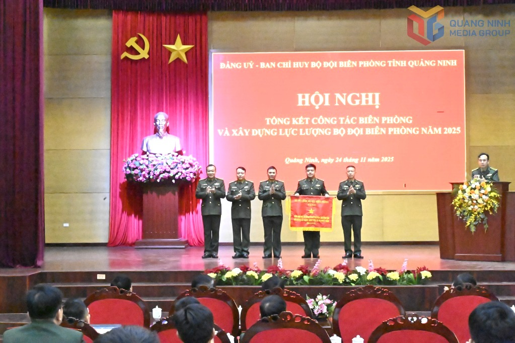Đại tá Nguyễn Quang Hòa, Chỉ huy trưởng BĐBP tỉnh trao cờ thi đua cho Phòng Tham mưu. 