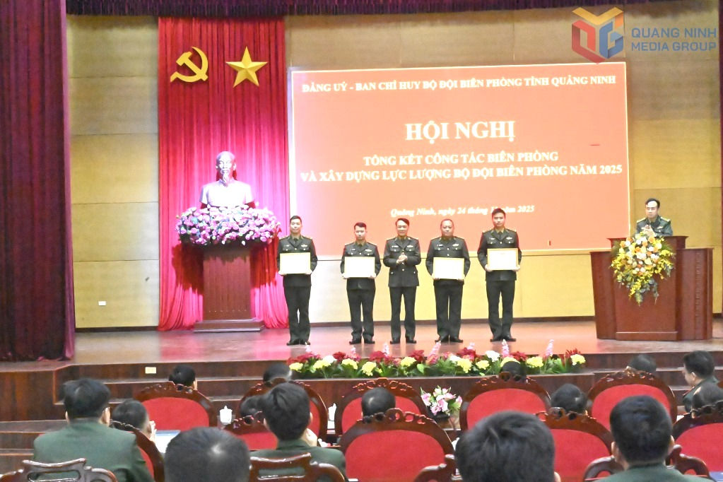 Đại tá Vũ Văn Hưng, Chính ủy BĐBP tỉnh trao thưởng cho các đơn vị đạt danh hiệu Đơn vị Quyết Thắng.